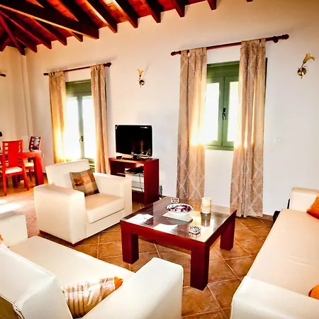 Aselinos Sleeps 6 With Pool Air Con And Wifi *